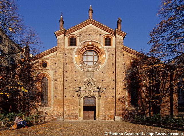  S.Pietro in Gessate - Sagrato - click to next image