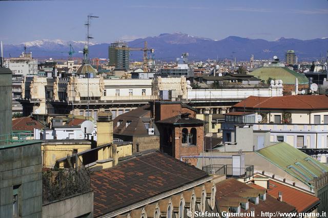  Il campanile di S.Satiro tra i tetti di via Mazzini - click to next image