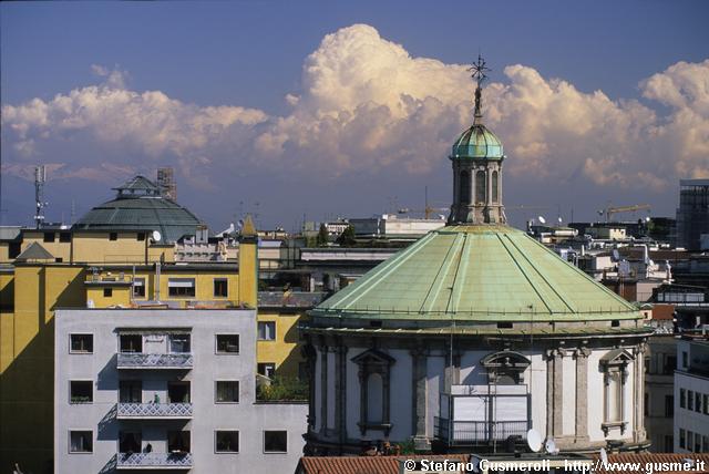  Palazzo piazza S.Maria Beltrade 1 e cupola S.Sebastiano - click to next image