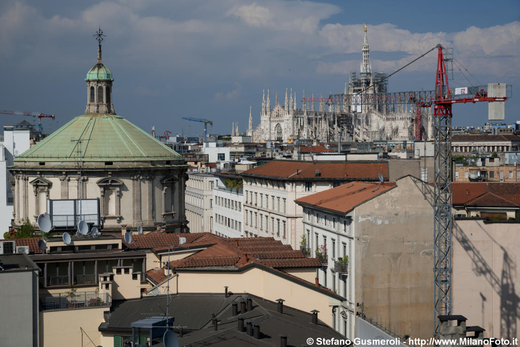  Cupola di S.Sebastiano e tetti di via Torino - click to next image