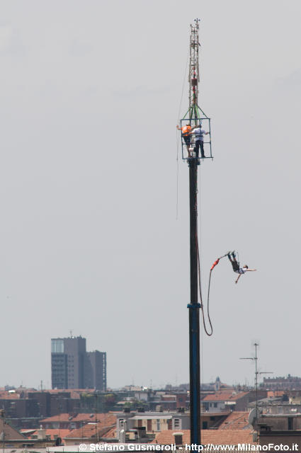  Bungee Jumping Milano presso via Giotto - click to next image