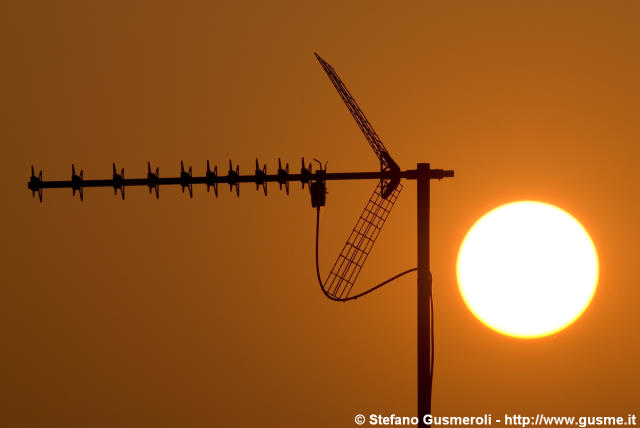  Antenna direttiva televisiva al tramonto - click to next image