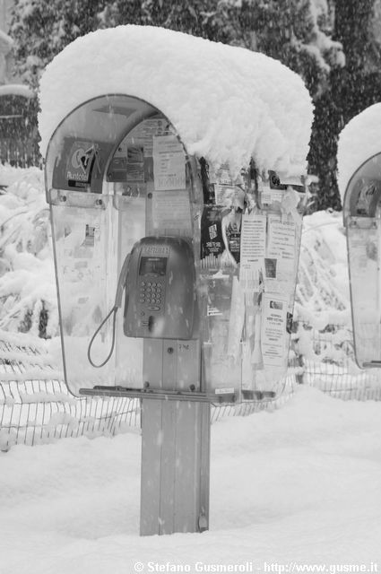  Cabina telefonica sotto la neve - click to next image