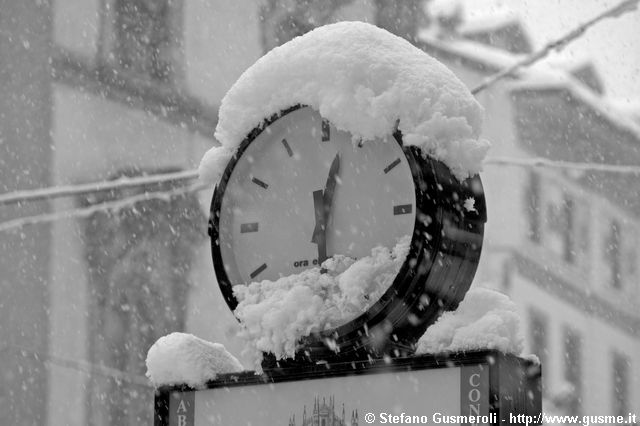  Orologio sotto la neve - click to next image