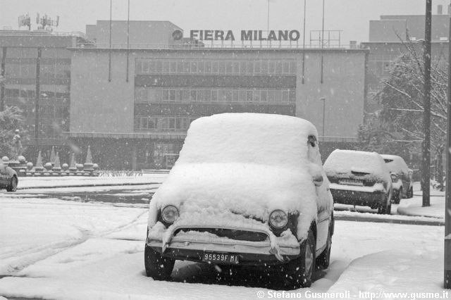  Fiat 500 coperta da neve in piazza Giulio Cesare - click to next image