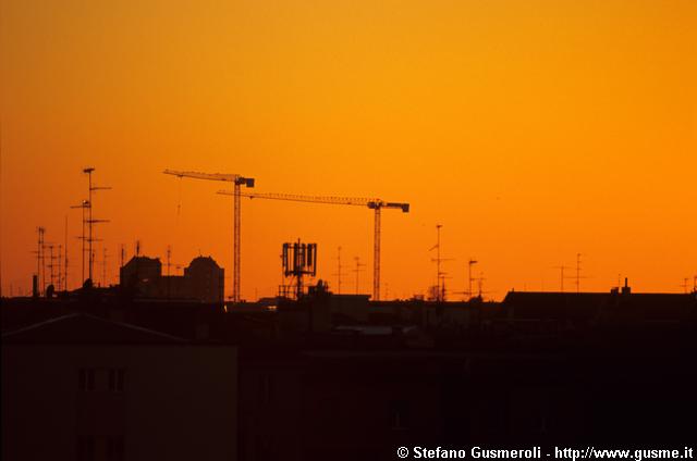  Gru cantiere CCL via Savona al tramonto - click to next image