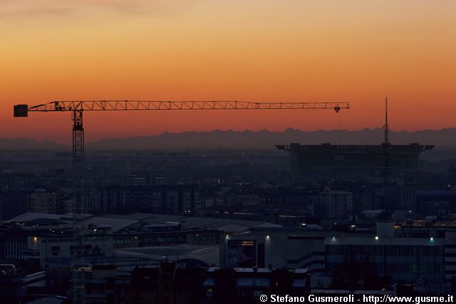  Gru via Prati, tetti della Fiera e Stadio S.Siro al tramonto - click to next image