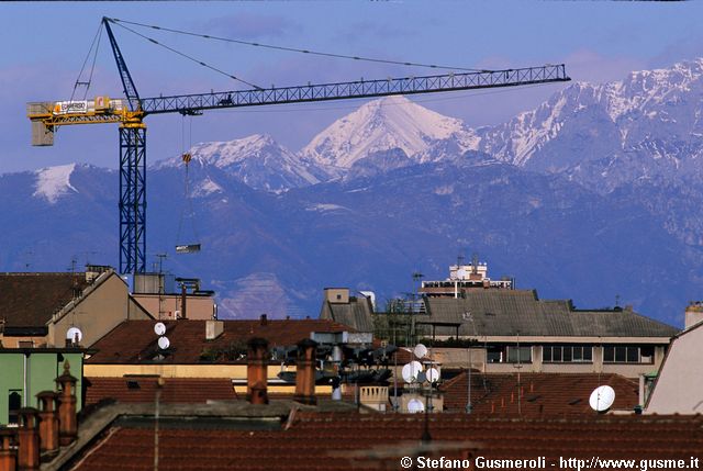  Gru per i box in piazza dei Volontari e monte Legnone - click to next image