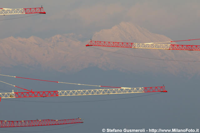  Pizzo Arera tra le gru di Porta Nuova - click to next image