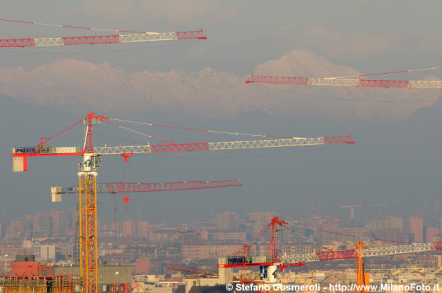  Pizzo Arera tra le gru di Porta Nuova - click to next image