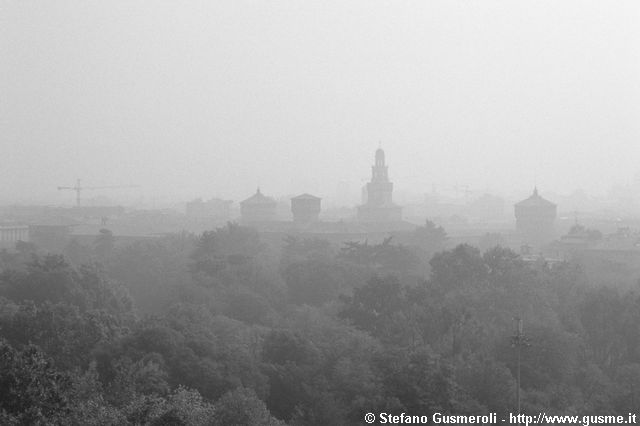  Parco Sempione e Castello Sforzesco nella nebbia - click to next image