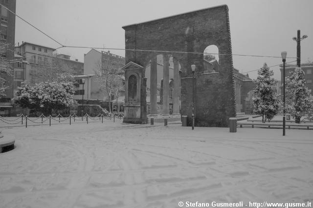  Tabernacolo presso le colonne di S.Lorenzo - click to next image