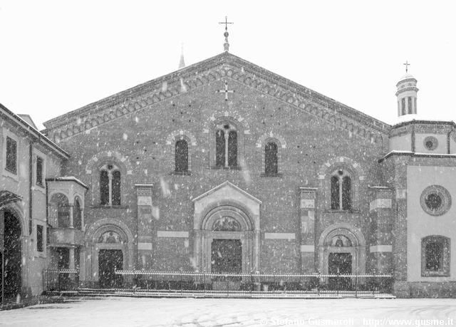  S.Eustorgio - Facciata durante la nevicata - click to next image