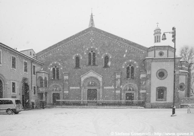  S.Eustorgio  - Facciata durante la nevicata - click to next image