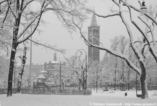  Parco delle basiliche e campanile S.Eustorgio - click to next image