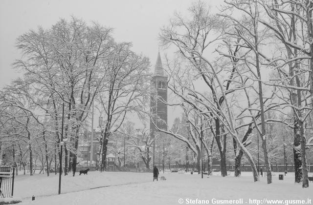  Parco delle basiliche e campanile S.Eustorgio - click to next image