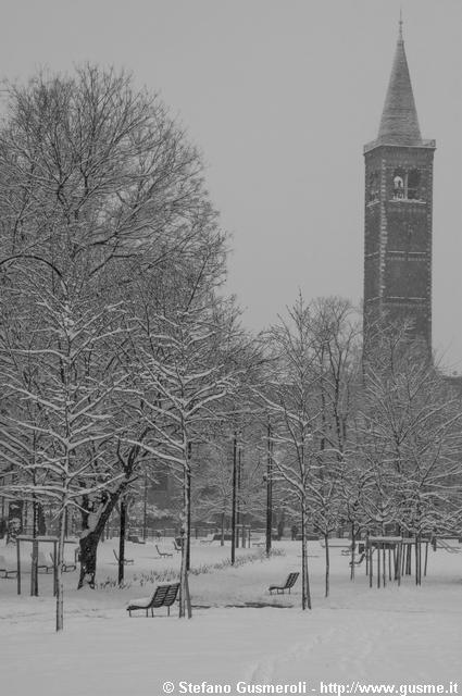  Parco delle Basiliche e campanile di S.Eustorgio - click to next image