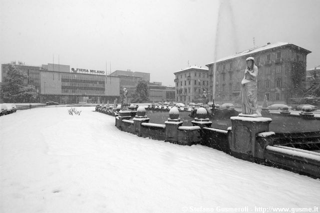  Piazza Giulio Cesare innevata - click to next image