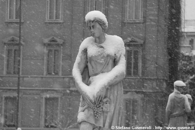  Fontana in piazza Giulio Cesare sotto la neve - click to next image