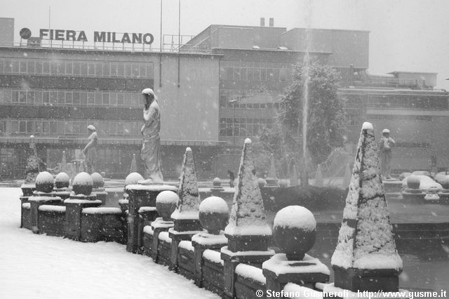  Fontana in piazza Giulio Cesare - click to next image