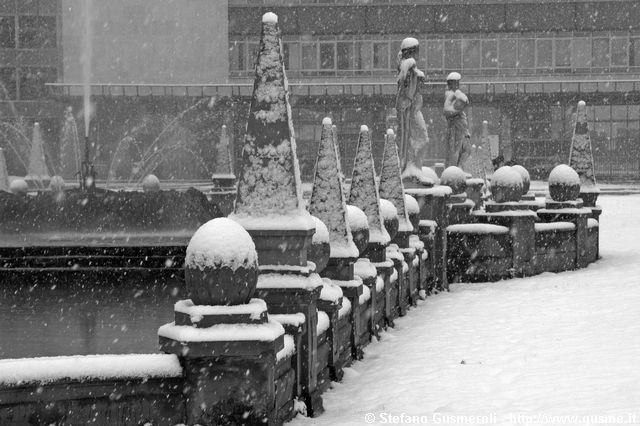  Fontana in piazza Giulio Cesare - click to next image