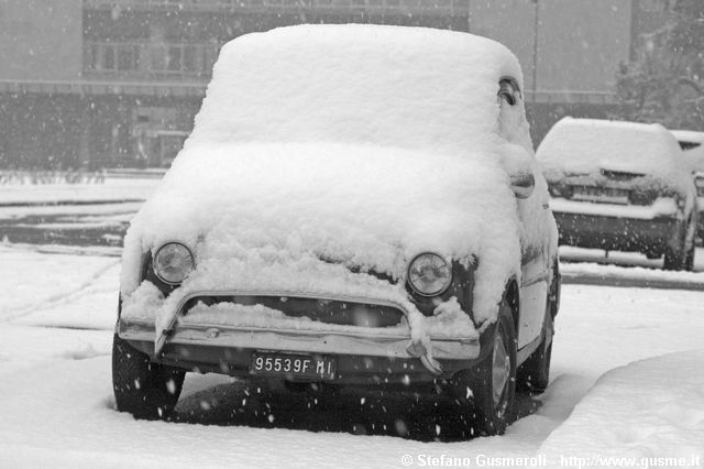  Fiat 500 coperta di neve in piazza Giulio Cesare - click to next image