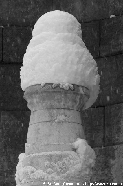  Monumento ai Caduti - Cippo ricoperto di neve - click to next image