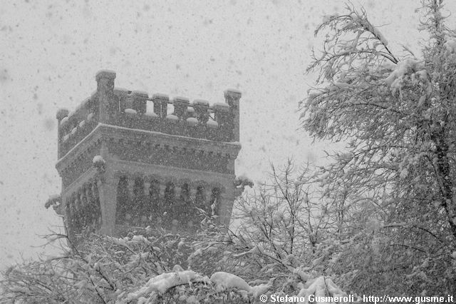  Torre del Castello Cova sotto la nevicata - click to next image