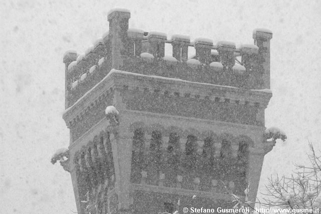  Torre del Castello Cova sotto la nevicata - click to next image