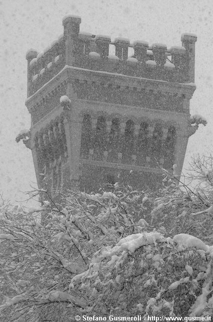  Alberi innevati e torre del Castello Cova - click to next image