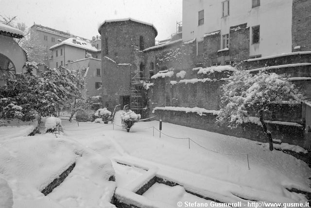  Torre poligonale e mura sotto la nevicata - click to next image