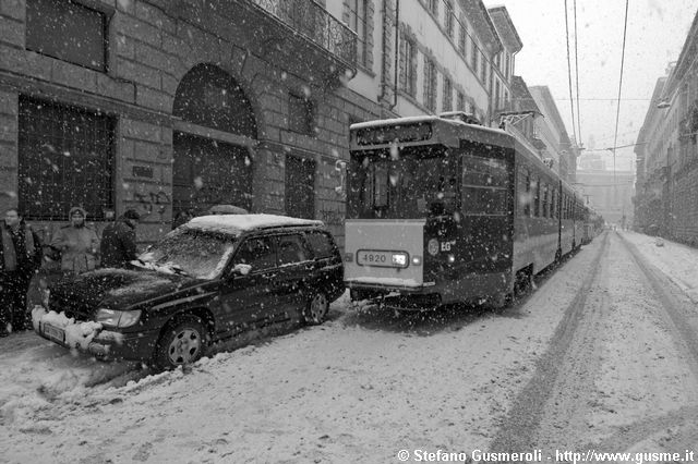  Una macchina blocca decine di tram in via Broletto - click to next image