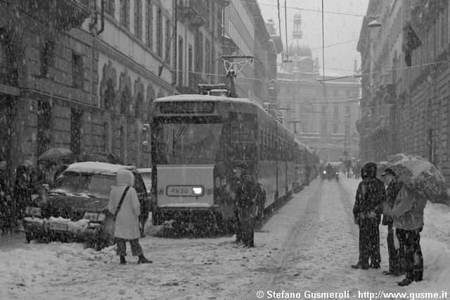  Una macchina blocca decine di tram in via Broletto - click to next image