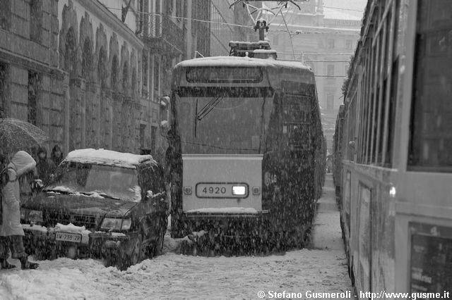  Una macchina blocca decine di tram in via Broletto - click to next image