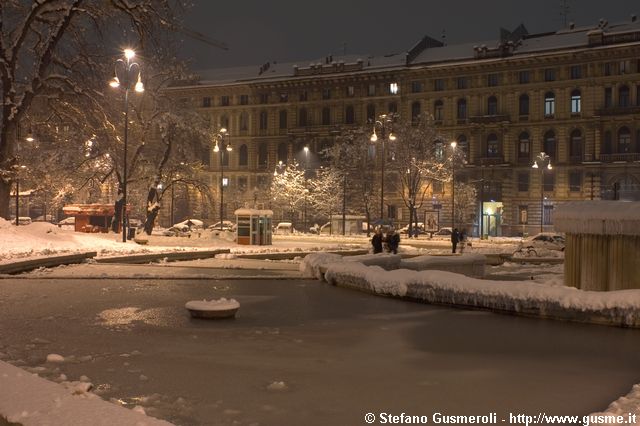  Fontana di piazza Castello innevata - click to next image