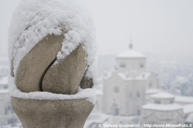  Pinnacolo innevato e famedio Cimitero Monumentale - click to next image