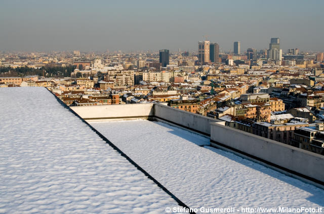  Lastrico innevato e panorama su Milano - click to next image