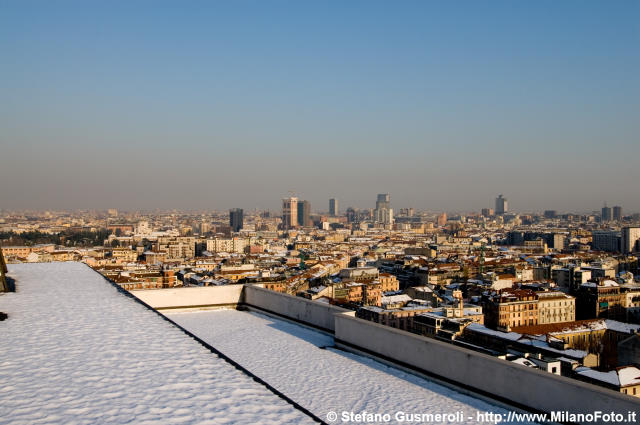  Lastrico innevato e panorama su Milano - click to next image