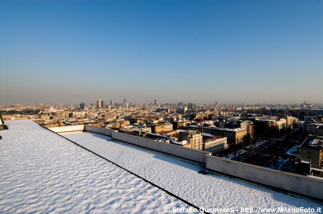  Lastrico innevato e panorama su Milano - click to next image