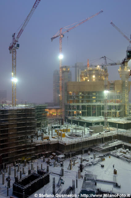  Panorama notturno sul cantiere innevato - click to next image