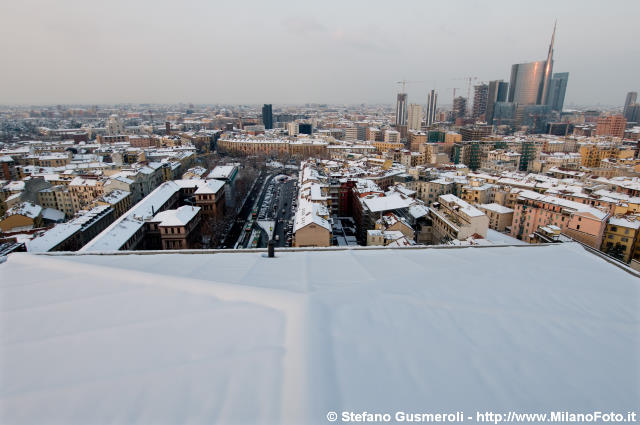  Tetto innevato e panorama sui grattacieli - click to next image