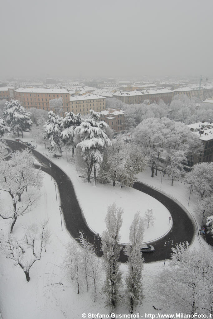  Tornante di via XX Settembre innevato - click to next image