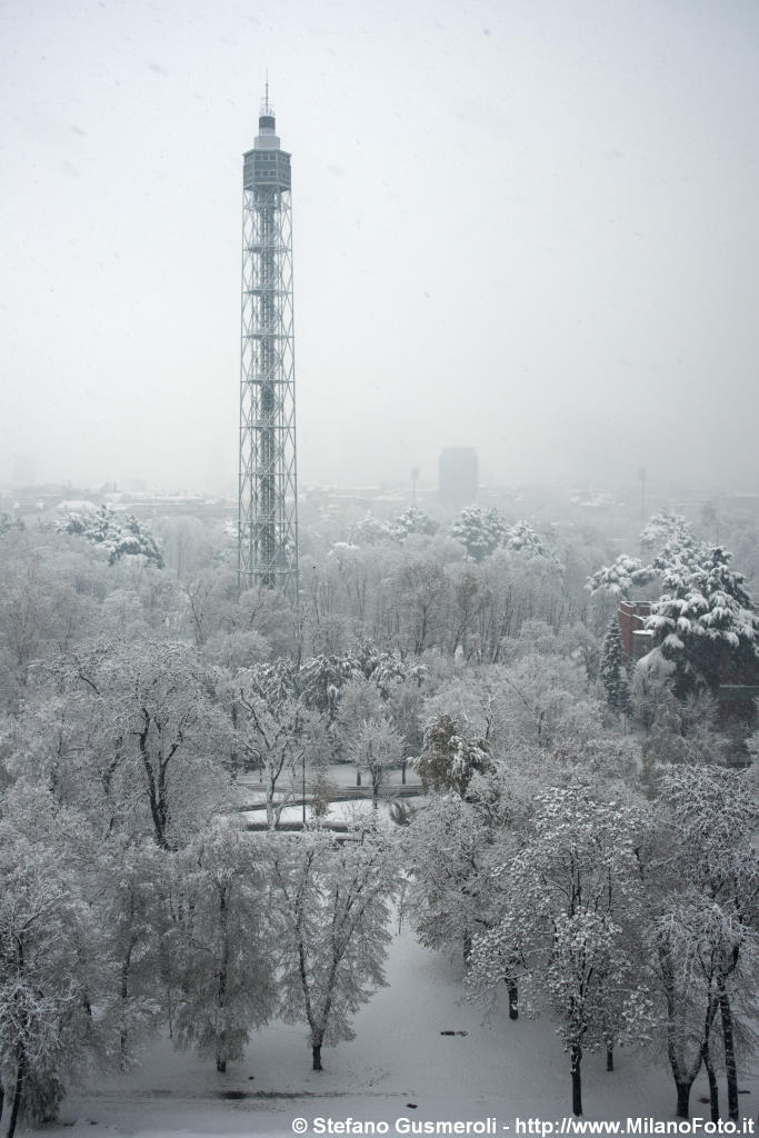  Torre Branca nel parco innevato - click to next image