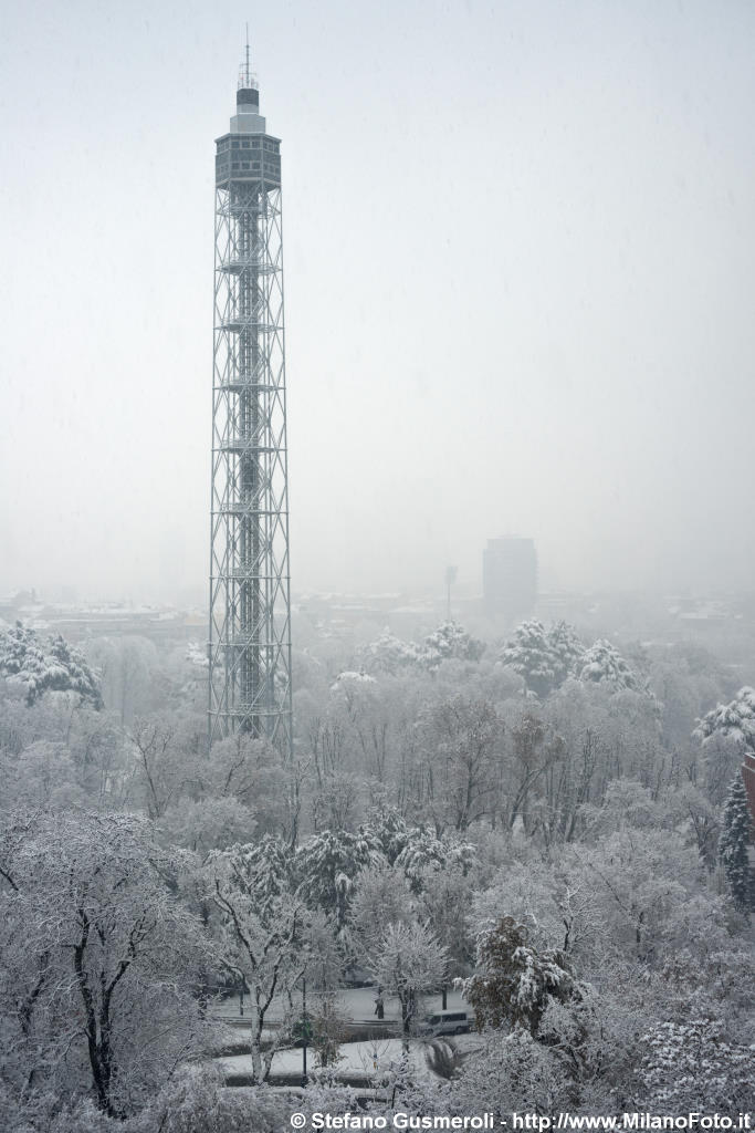  Torre Branca nel parco innevato - click to next image