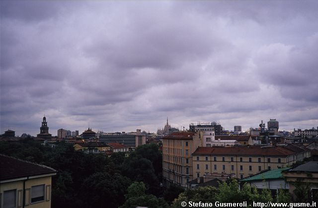  Coltre di cumuli sui palazzi delle vie Leopardi e Rovani - click to next image