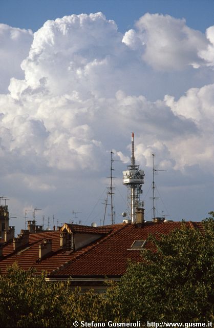  Marsigliesi e abbaino di via Monti 48, torre RAI e cumuli - click to next image