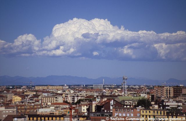  Cumuli su Milano Est e sulle prealpi bresciane - click to next image