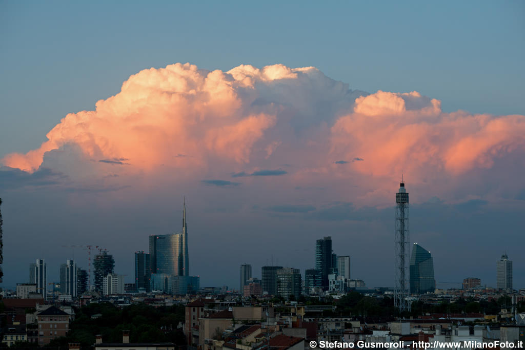  Cumulo al tramonto sui grattacieli - click to next image