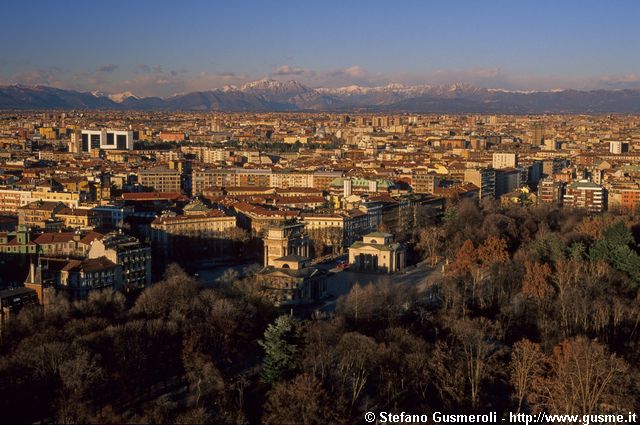  Arco della Pace, megalopoli, Grigne e Resegone - click to next image