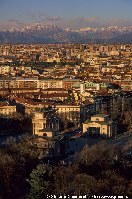  Arco della Pace, megalopoli, Grigne e pizzo dei Tre Signori - click to next image